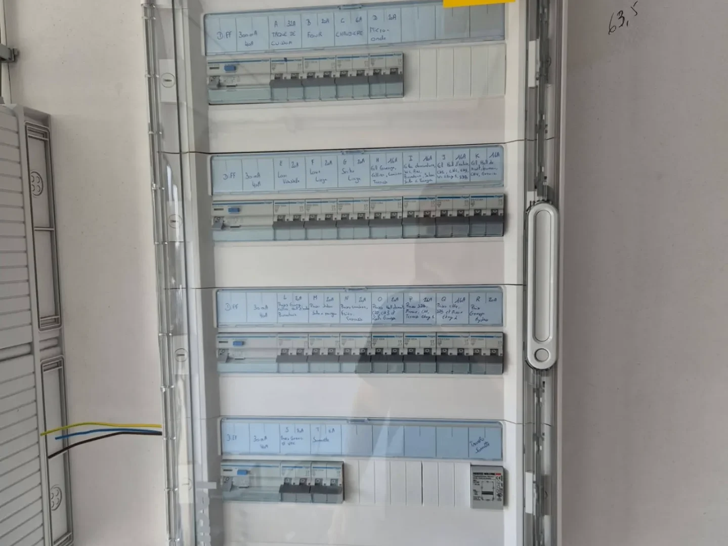 Entretien d'un coffret électrique : resserrage des bornes au tournevis